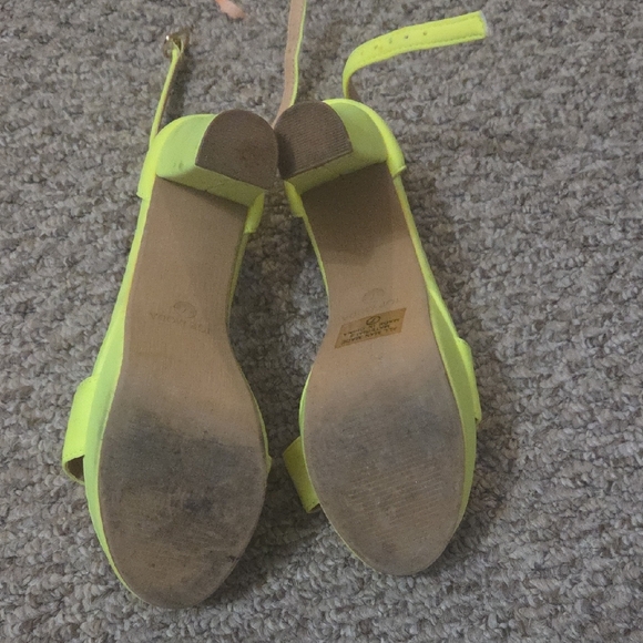 TOP Moda Women's Vibrant Yellow Heels - Picture 3 of 5